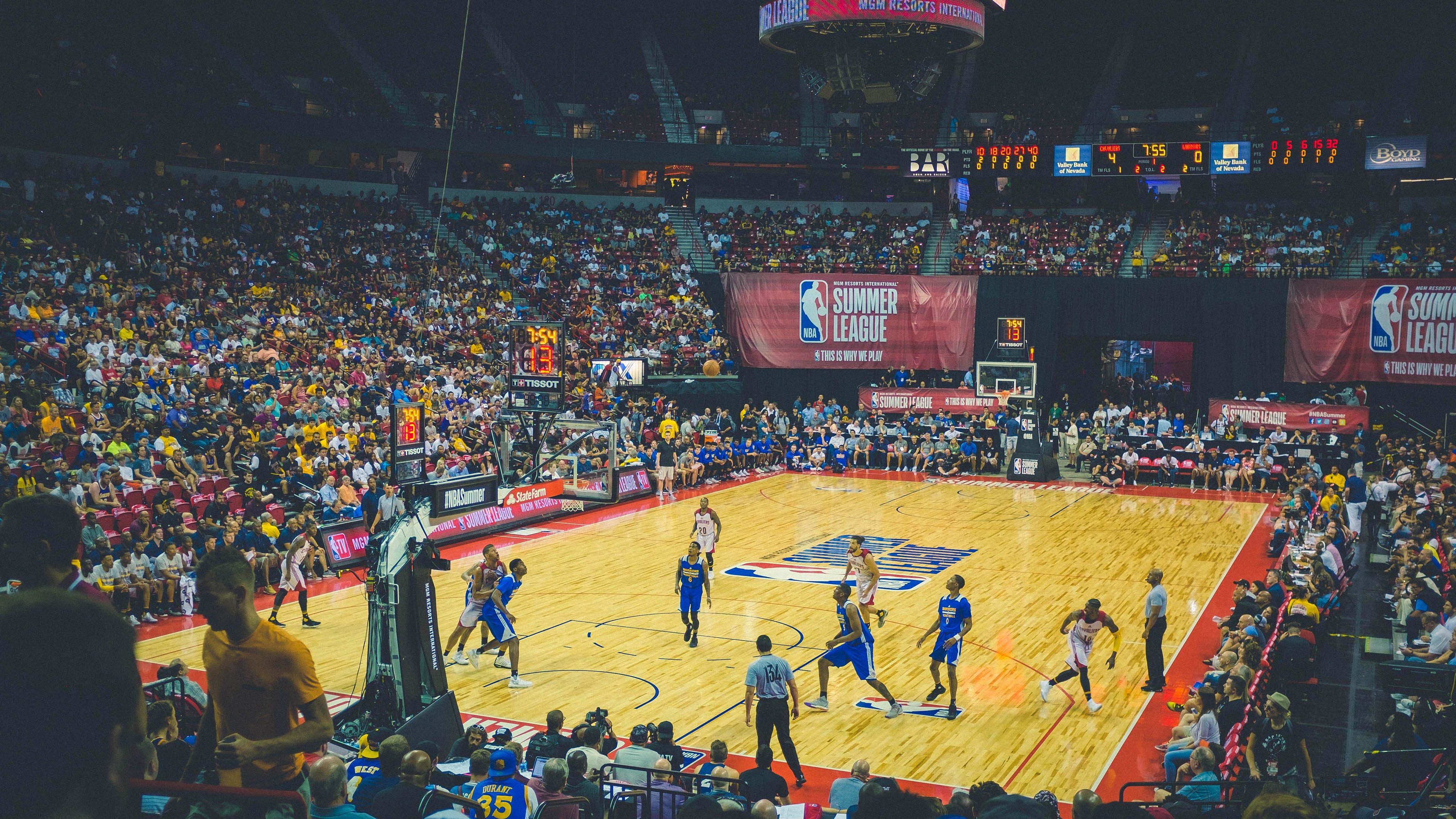 西甲榜首大战：马德里竞技面对巴萨，胜负悬念，西甲马德里才15场比赛